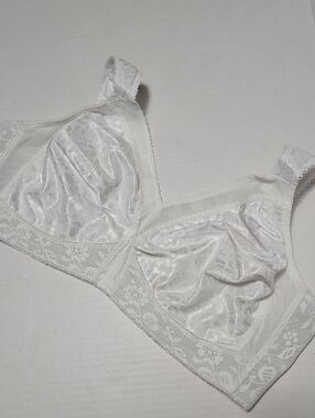Playtex White Lace Support Wireless Padless Bra Size 42D Plus Extender
